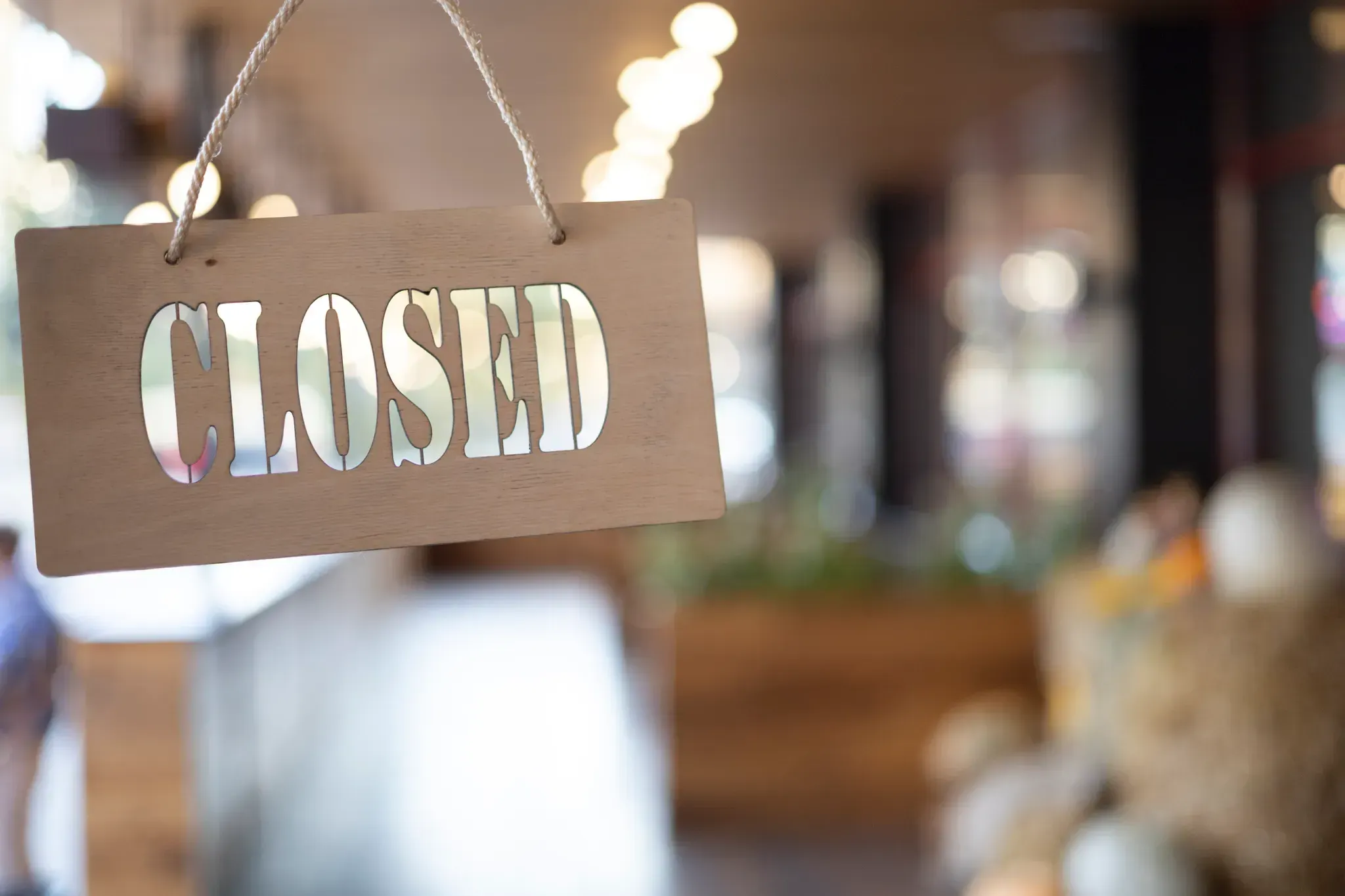 closed_sign_hanging_on_window_1664809633486.webp
